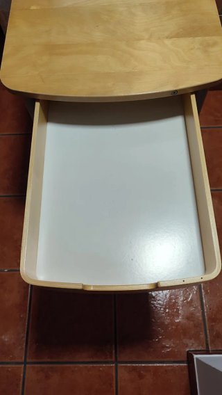 Mesa auxiliar con ruedas y cajón