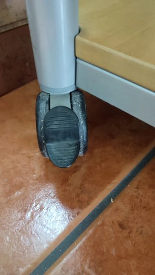 Mesa auxiliar con ruedas y cajón