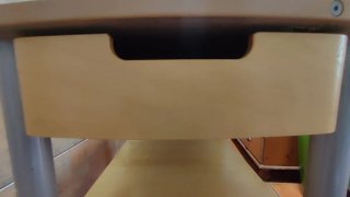 Mesa auxiliar con ruedas y cajón