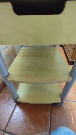 Mesa auxiliar con ruedas y cajón