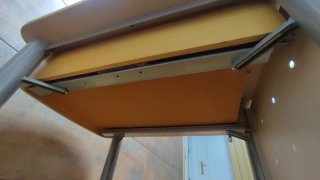 Mesa auxiliar con ruedas y cajón