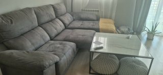 Sofá chaise longue gris con arcón