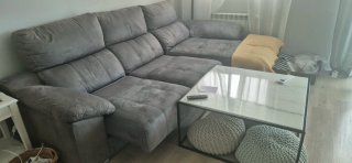 Sofá chaise longue gris con arcón