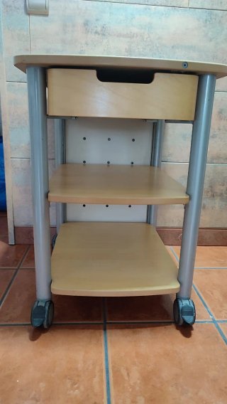 Mesa auxiliar con ruedas