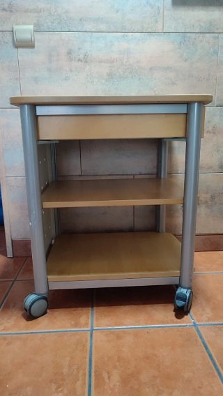Mesa auxiliar con ruedas