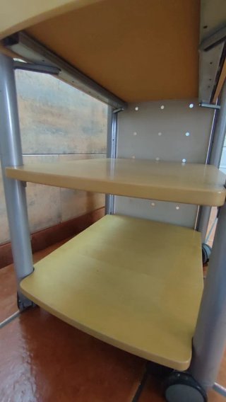 Mesa auxiliar con ruedas