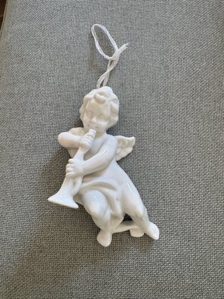 Angelito de cerámica con trompeta