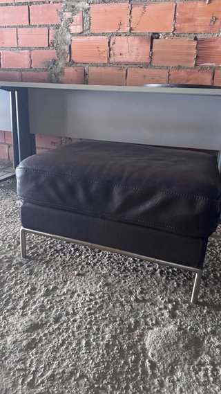 Puf de piel marrón