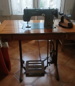 Máquina de coser Alfa verde
