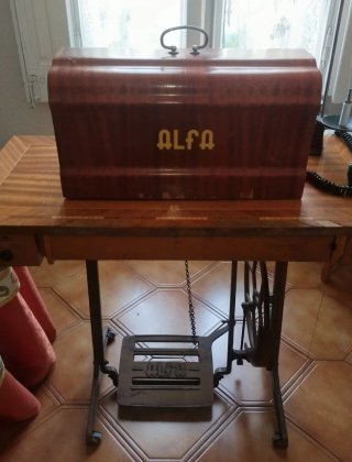Máquina de coser Alfa verde