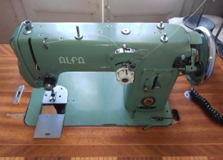 Máquina de coser Alfa verde
