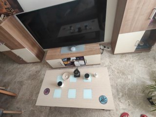 Sofá Cama Gris y Mesa Centro Madera
