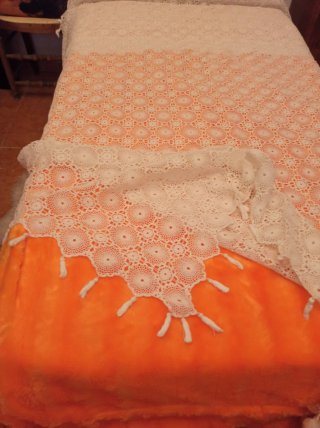 Exquisita colcha antigua de ganchillo