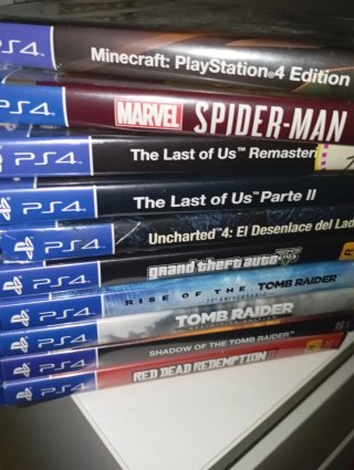 PS4 (PlayStation 4) Negra + 10 juegos de regalo.