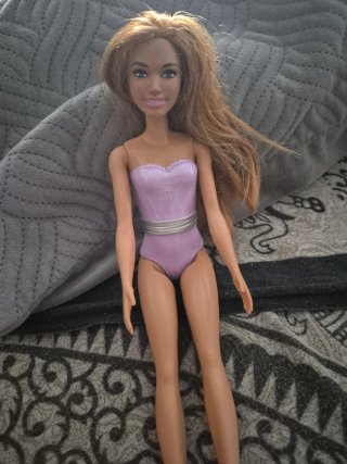 Barbie Doll con costume da bagno lilla