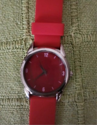 Reloj de pulsera rojo y plateado