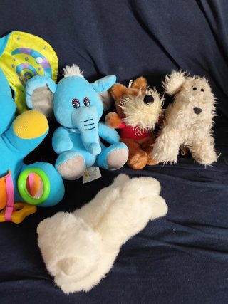 Lote de 5 peluches: elefantes y perros