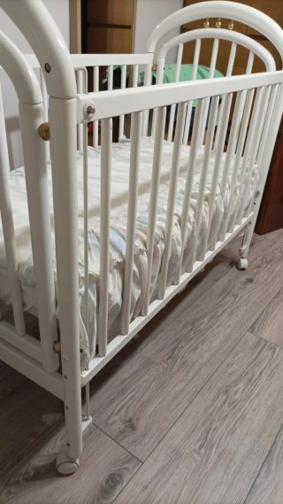 Cuna blanca de madera