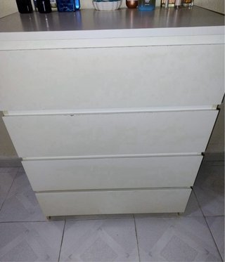 Cómoda blanca de madera y plástico