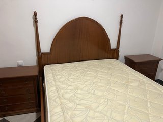 Cómoda de madera, 2 mesitas y cama para dormitorio