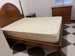 Cómoda de madera, 2 mesitas y cama para dormitorio