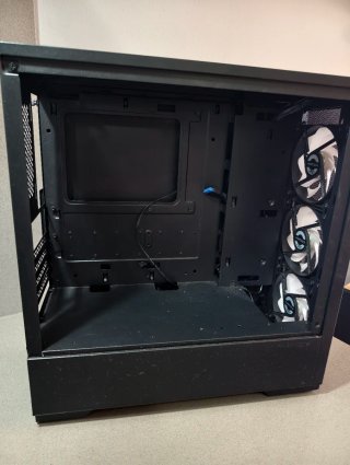 Caja/Torre Phanteks