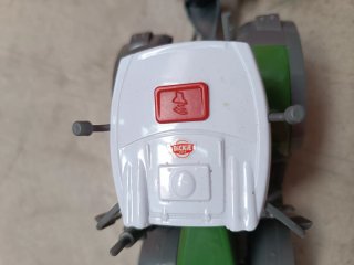 Tractor verde con remolque rojo. Desarmable.