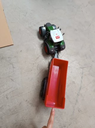 Tractor verde con remolque rojo. Desarmable.