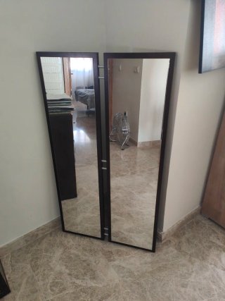 Muebles de salón con varias estanterías, espejo