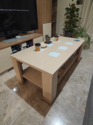 Muebles de salón con varias estanterías, espejo