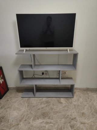 Muebles de salón con varias estanterías, espejo