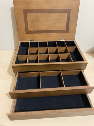 Joyero de madera con compartimentos