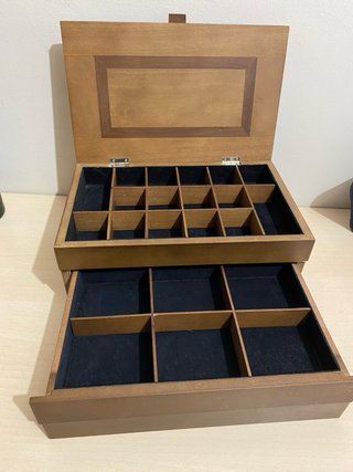 Joyero de madera con compartimentos