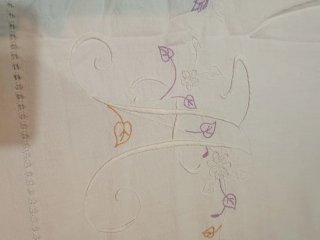 Vecchia biancheria da letto ricamata
