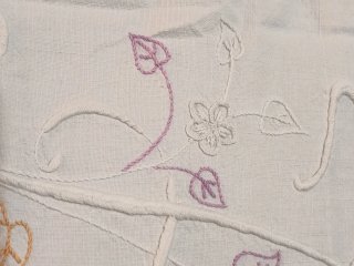 Vecchia biancheria da letto ricamata
