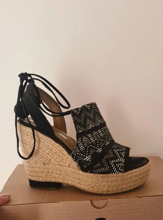 Sandalias cuña esparto negro y beige