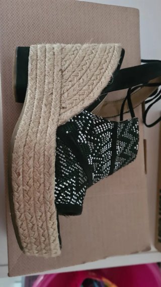 Sandalias cuña esparto negro y beige