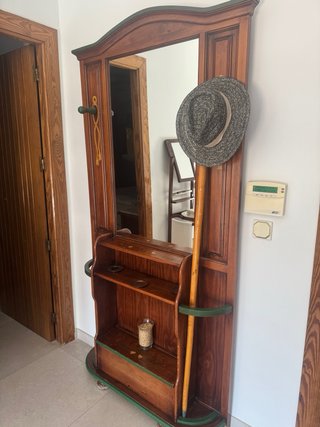Perchero de madera con espejo