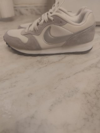 Zapatillas Nike grises y blancas talla 37.5