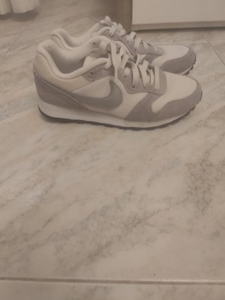 Zapatillas Nike grises y blancas talla 37.5