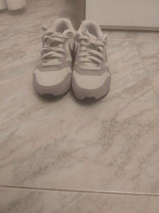 Zapatillas Nike grises y blancas talla 37.5