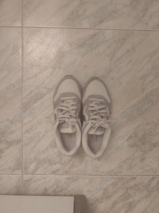 Zapatillas Nike grises y blancas talla 37.5