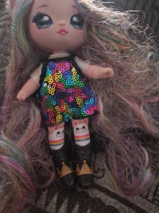 Muñeca con pelo multicolor y vestido lentejuelas