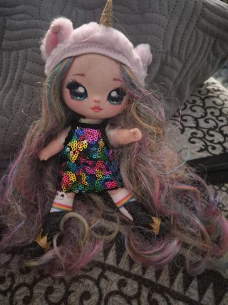 Muñeca con pelo multicolor y vestido lentejuelas