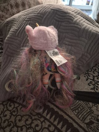 Muñeca con pelo multicolor y vestido lentejuelas