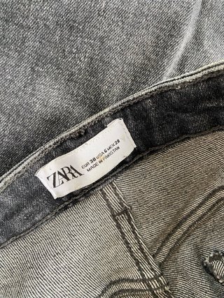 Pantalón vaquero Zara gris.