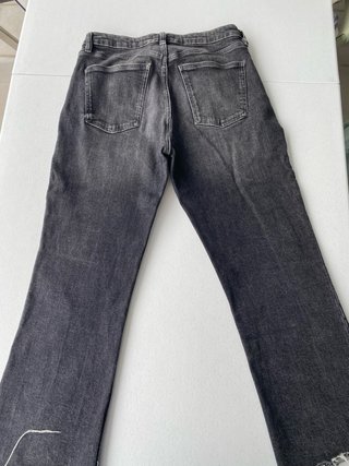 Pantalón vaquero Zara gris.