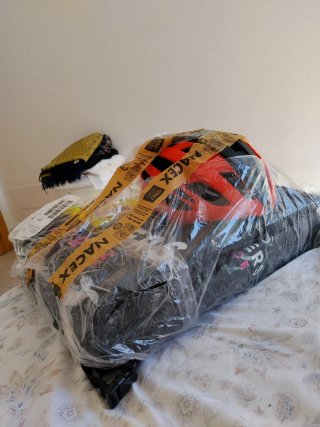 Mochila repartidor, casco y chaleco