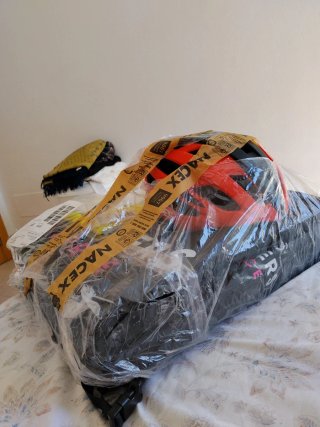 Mochila repartidor, casco y chaleco