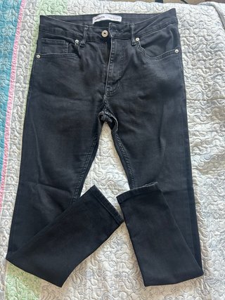 Pantalón vaquero negro hombre.